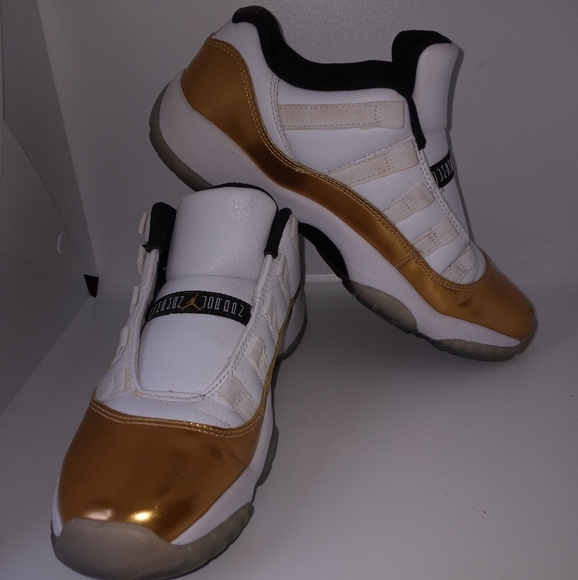 Metallic gold and white air jordan 11 - Picture 3 of 15